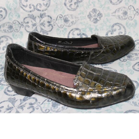 Clarks Everyday 30974 Patent Croc Metallic Olive Patterned Loafer 7.5M - Picture 4 of 9